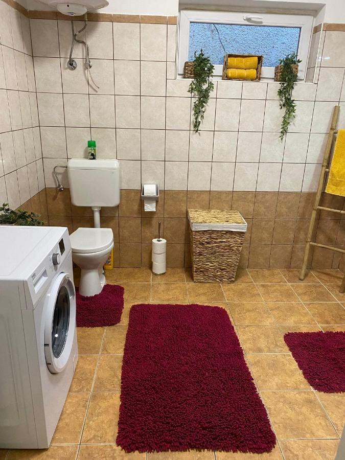 Het Romeo&Julia Huisje Babarc Buitenkant foto